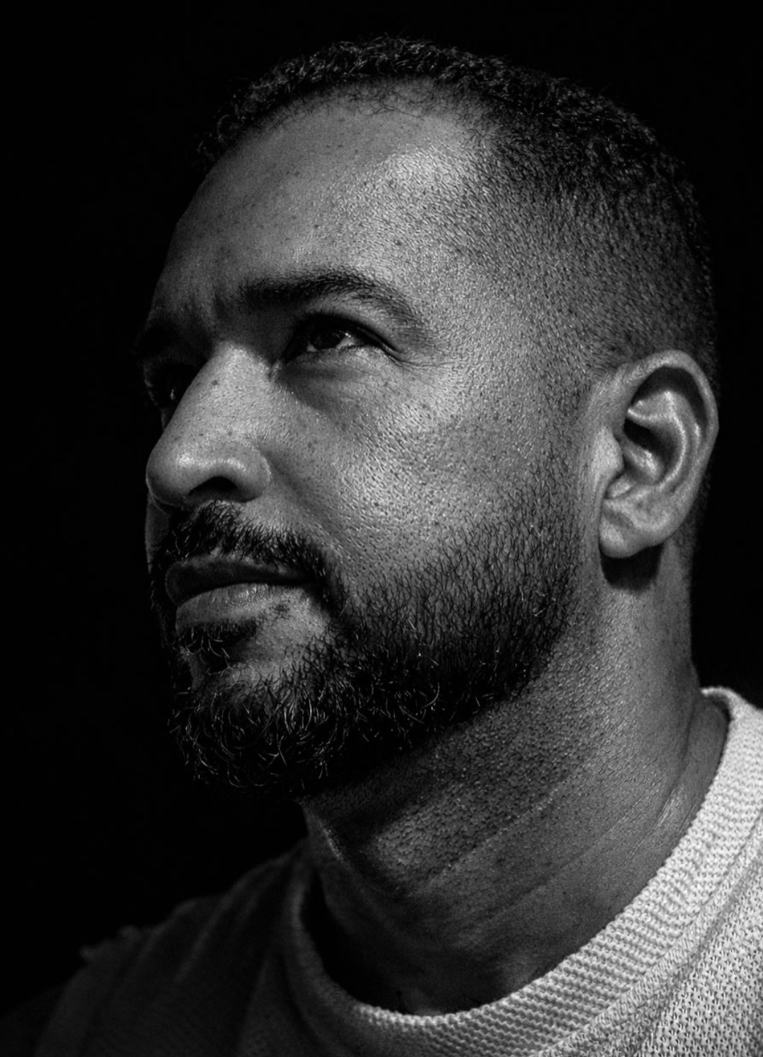 Renan Santana, barbeiro do Studio Santana, retrato em preto e branco